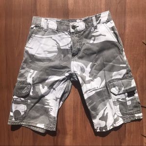 Wrangler grey camouflage cargo shorts - size 10